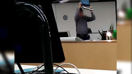 Un profesor destroza un ordenador a golpes tras la réplica insolente de un estudiante 