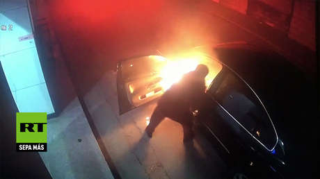 Un misterioso incendio 'devora' un coche y la entrada de un banco en China