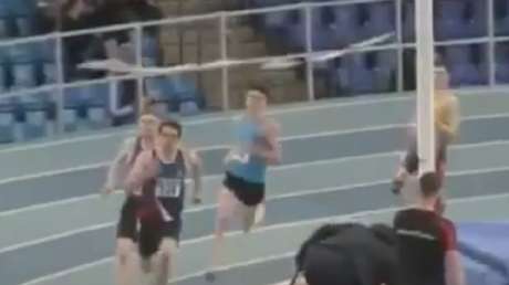 Una cinta elástica es la culpable de que este atleta perdiera una carrera a pocos metros de la meta