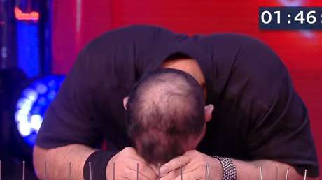 'Hammer Head': clava 38 clavos con la cabeza en dos minutos