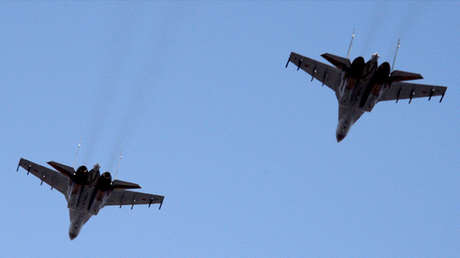 Dos aviones Sukhoi Su-35S realizan figuras de acrobacia portando misiles (VIDEO)