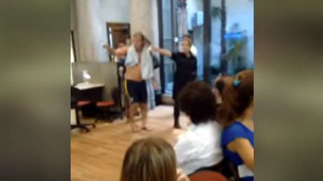 VIDEO: Un argentino acude a bañarse a la empresa que le cortó el agua y la luz