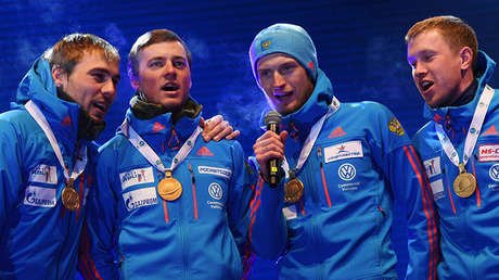 Confunden el himno ruso en el Campeonato de Biatlón y los atletas lo cantan a capela (Video)