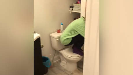 ¡Esto sí es trabajo en equipo!: Grupo de amigas echan a una rata de la casa