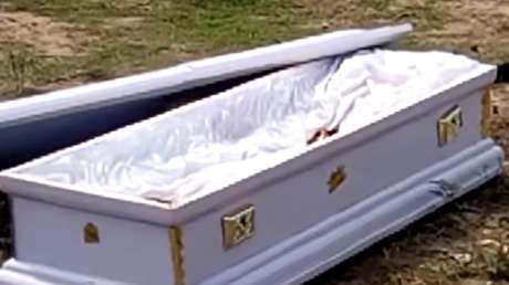 Abren el ataúd en medio de un entierro y se llevan el cadáver para cobrar una deuda