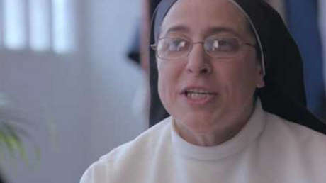 Un actor porno y una monja argentina se reúnen para convertir a los niños en "invulnerables"