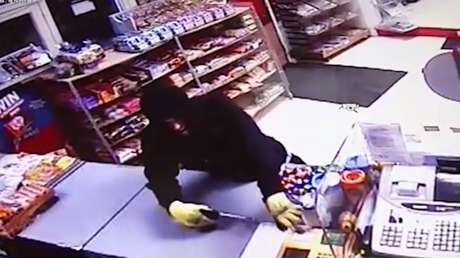 Intenta robar una tienda de dos ancianos, pero no esperaba esto