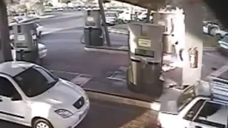 FUERTES IMÁGENES: Un hombre acaba envuelto en llamas en una gasolinera