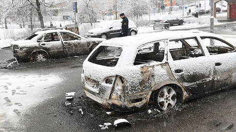 Videos: Coches en llamas en los disturbios contra la Policía en Estocolmo 