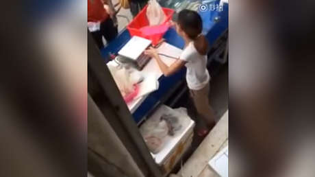 Así engaña una pescadera china a sus clientes