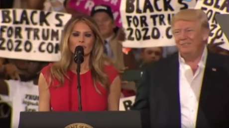 El polémico gesto de Melania Trump cuando su esposo le toca el hombro