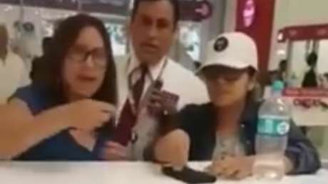 La violenta conducta de una mujer contra empleados de telefonía móvil indigna en la Red