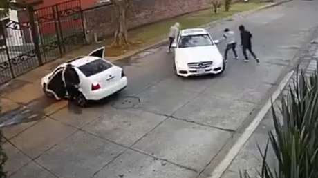 Una cámara capta el momento en que 4 hombres secuestran a una mujer en plena ciudad