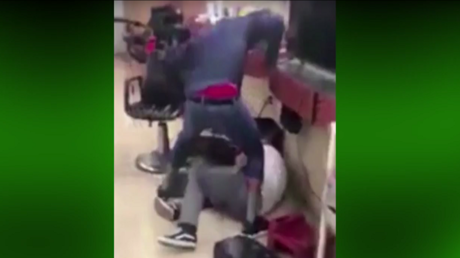 Lanza insultos homófobos a un boxeador homosexual y recibe una dura lección