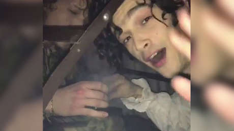 Graban a los miembros de la banda 'The 1975' fumando debajo de una mesa en los premios Brit