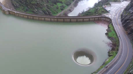 VIDEO: Un desagüe de presa a vista de dron se asemeja a un agujero negro