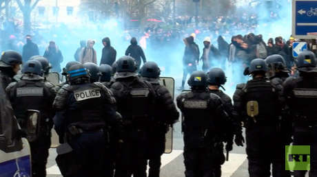 Lanzan gases lacrimógenos en una protesta en París contra los abusos policiales (VIDEO)