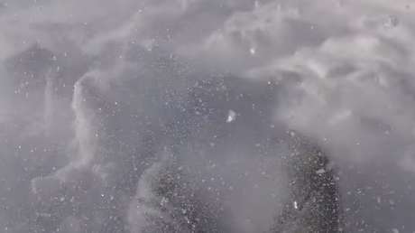 Una avalancha de nieve atrapa a un hombre y su cámara lo graba todo