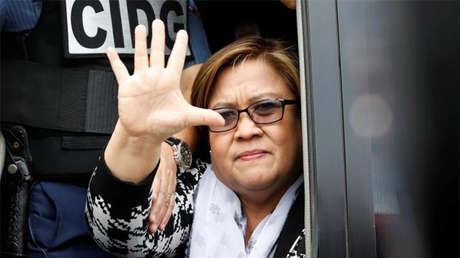 Arrestan a una senadora crítica de Duterte