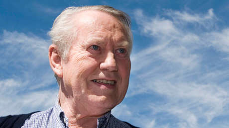 El magnate de 85 años que donó casi toda su fortuna y hoy alquila un apartamento y come hamburguesas