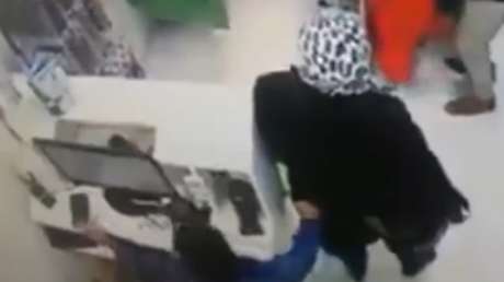 Un niño roba un teléfono con la ayuda de su madre