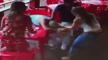 Enfurecida joven encuentra a su novio con otra y les propina una brutal golpiza