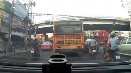 'Torea' a la muerte en una carretera de Bangkok