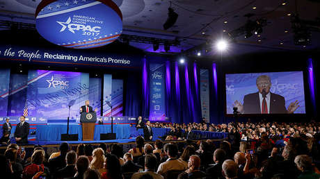 FOTOS: Agitan banderas rusas durante un discurso de Trump