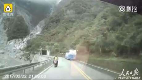 Un motorista cae por un precipicio tras ser embestido por un coche (FUERTES IMÁGENES)