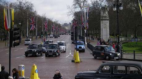 Un auto embiste contra transeúntes en Londres: cinco personas heridas