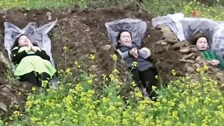 La insólita razón por la que algunas mujeres chinas 'se acuestan' en fosas (Video)