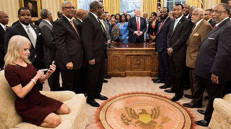 Una desinhibida postura de la asesora de Trump en una recepción en la Casa Blanca enciende las redes