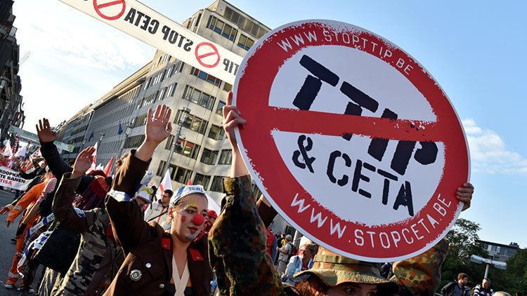 Trump: "Hemos retirado a EE.UU. del acuerdo del TPP, destructor de trabajos"