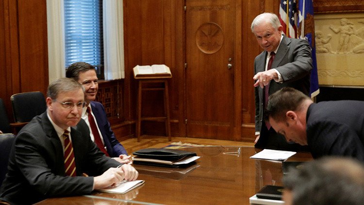 Una 'telenovela de espías': Acusan al fiscal general de EE.UU. de mantener contactos con Moscú