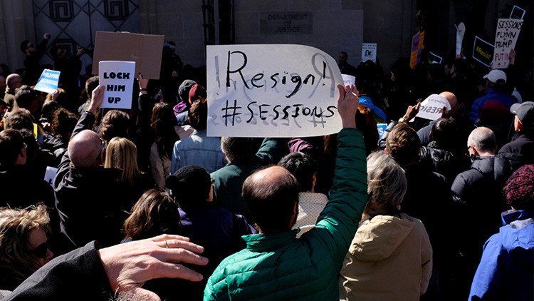 Escándalos con altos cargos en EE.UU., ¿sabotaje en contra de Trump?
