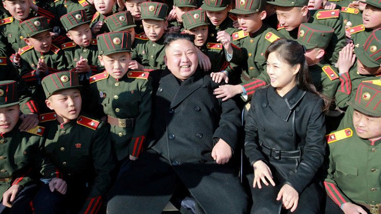Kim Jong-un planta árboles con los alumnos de una escuela en Pionyang (FOTOS)