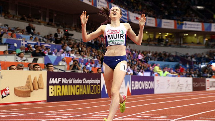 Video: La atleta campeona del 1.500 da la vuelta de honor con los organizadores intentando detenerla