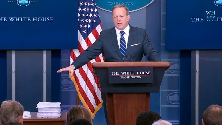 "¡Miren el tamaño!": La llamativa comparación de Sean Spicer que generó burlas en Internet