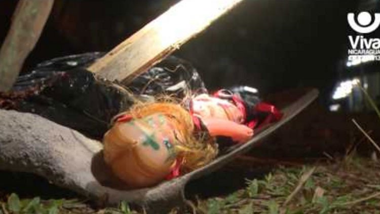 'Locura de la selva': 30 personas sufren una rara enfermedad  y culpan a una muñeca vudú (VIDEO)