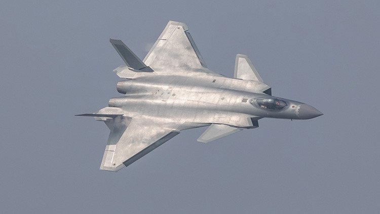 El enorme caza furtivo J-20 entra en servicio en las Fuerzas Armadas de China