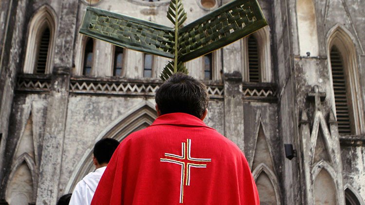 Un cura español se disfraza del magnate de Playboy y posa con 'conejitas'