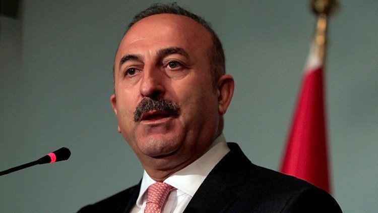 Países Bajos prohíbe aterrizar en el país al canciller turco, pese a las amenazas de Ankara