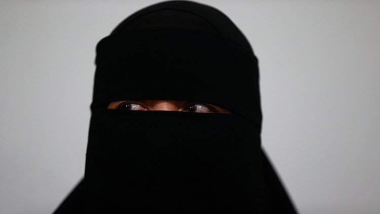 VIDEO: Amenazan de muerte a una joven musulmana que 'perreó' con el hiyab puesto