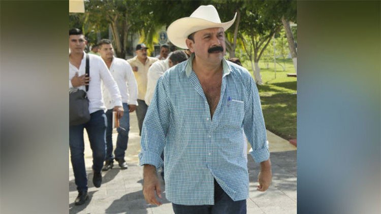 Video: El alcalde que robó "poquito" nombra los tres libros que inspiraron su vida… y que no existen