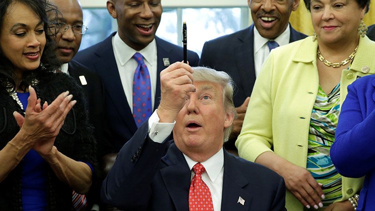 Plantean cuatro posibles razones para destituir a Trump y una quinta "está en camino"