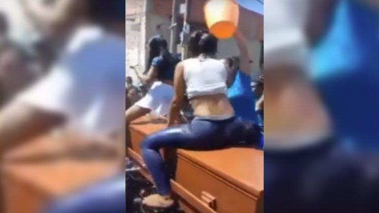 Despedida con "perreo": El baile de reguetón sobre un ataúd que se ha vuelto viral