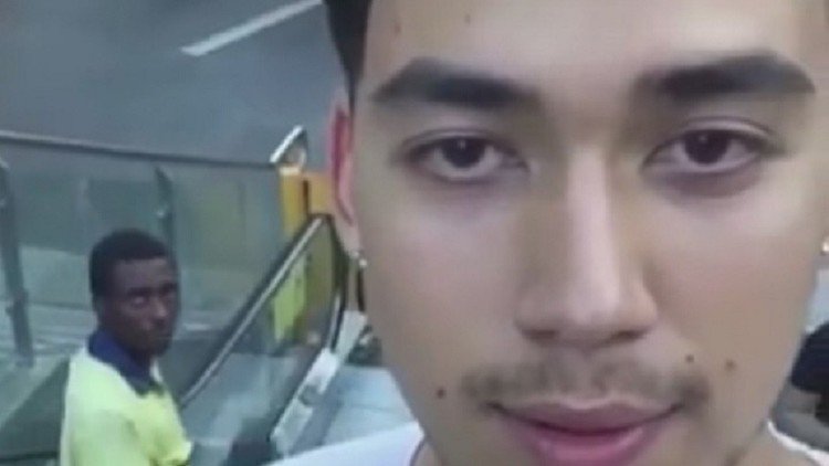 Un youtuber 'bromista' graba la reacción de desconocidos al tocarles la mano