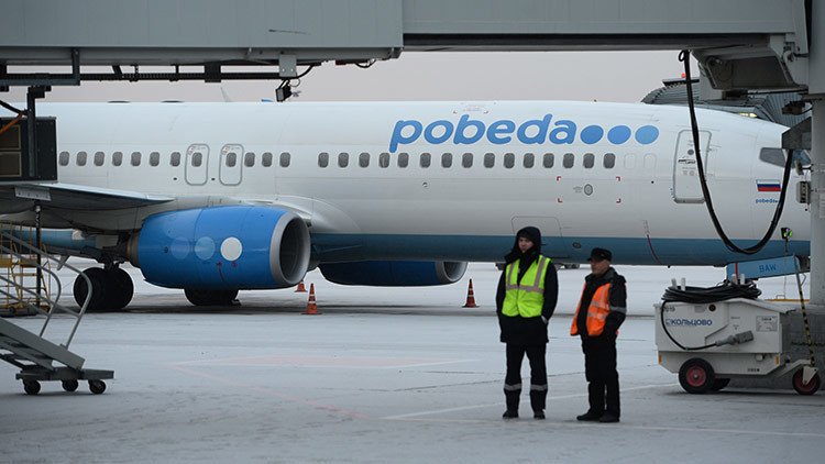 Expulsan del avión de una aerolínea de bajo coste a un voleibolista por tener las piernas largas
