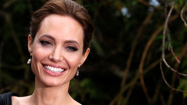 Imágenes del encuentro de Angelina Jolie con el arzobispo de Canterbury escandalizan la Red (FOTOS)