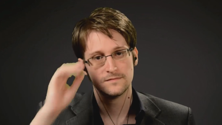 Snowden: "A nadie le importa si tienes un micrófono en el microondas, lo tienes en tu bolsillo"